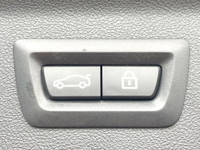 ●電動リアゲート:ワンタッチでリアゲートの開閉ができ、荷物などで両手が塞がっている状態でも簡単に開閉ができる便利機能です。