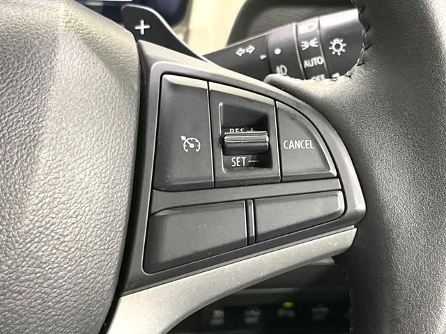 【クルーズコントロール】高速道路もラクラク走行。アクセルを離しても一定速度で走行ができ、長距離運転時の負担を軽減!加速・減速も簡単なスイッチ操作で調整できます。