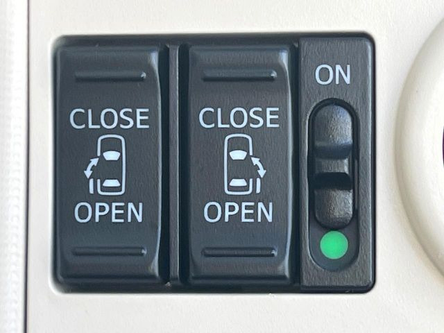 【両側パワースライドドア】スマートキーや運転席のスイッチで後席両側スライドドアの開閉が可能♪電動だから力を入れてドアを開ける必要が無く、小さなお子様でも簡単に開け閉めでき快適です♪
