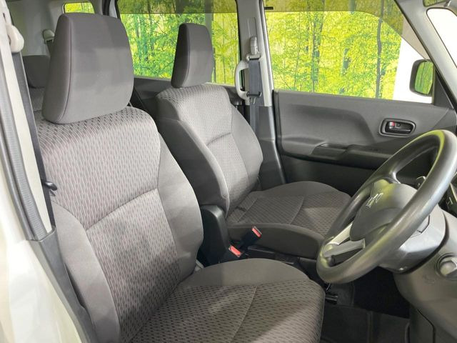 運転席まわりには十分なスペースがあり、大柄な方でもゆったり運転していただける環境です。