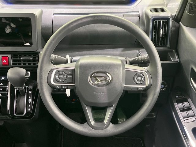 �C���e���A�ɍ��킹���f�U�C���̃X�e�A�����O�́A�^�]�������̂��Ƃ��l���A�^�]���₷���`��A�傫���ł��B�����x�A���ۂɐG���Ă��m���߂��������B
