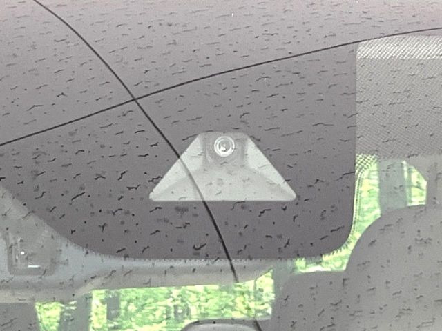 【三菱e-Assist】走行中に前方の車両等を認識し、衝突しそうな時は警報とブレーキで衝突回避と被害軽減をアシスト。より安全にドライブをお楽しみいただけます。
