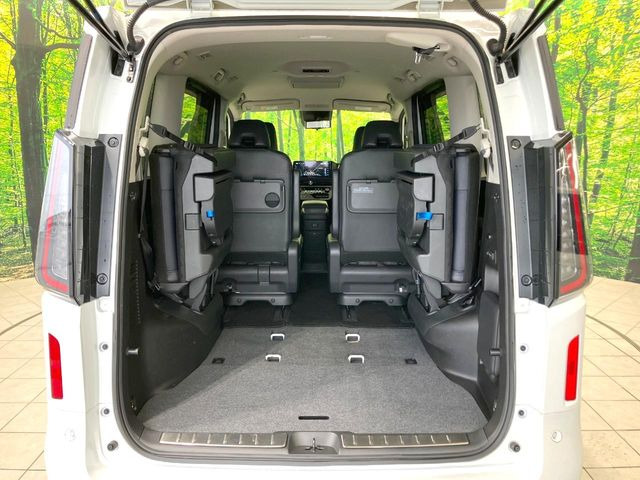 後席を格納すると、これだけの広さが!シーンに合わせたシートアレンジで、大きな荷物も積むことが出来ます♪