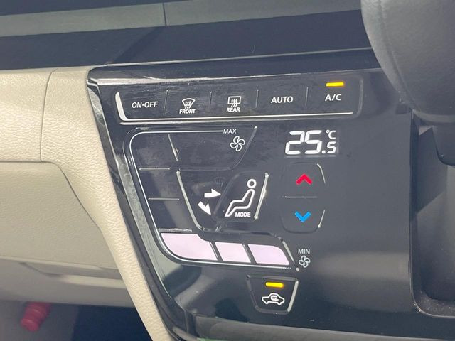 【オートエアコン】一度お好みの温度に設定すれば、車内の温度を検知し風量や温度を自動で調整。暑い&hellip;寒い&hellip;と何度もスイッチ操作をする必要はありません。快適な車内空間には必須の機能ですね♪