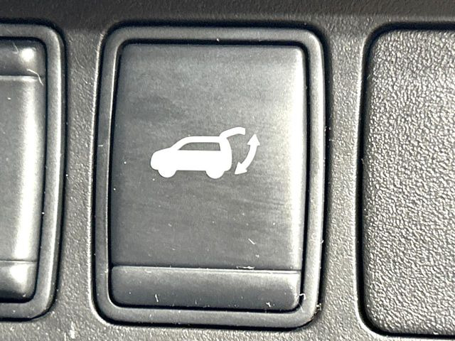 【パワーバックドア】スマートキーや運転席のボタンを押すだけでリアゲートが自動で開閉します!荷物を持っている時や、高い位置にあるバックドアを閉める際に便利な機能です♪