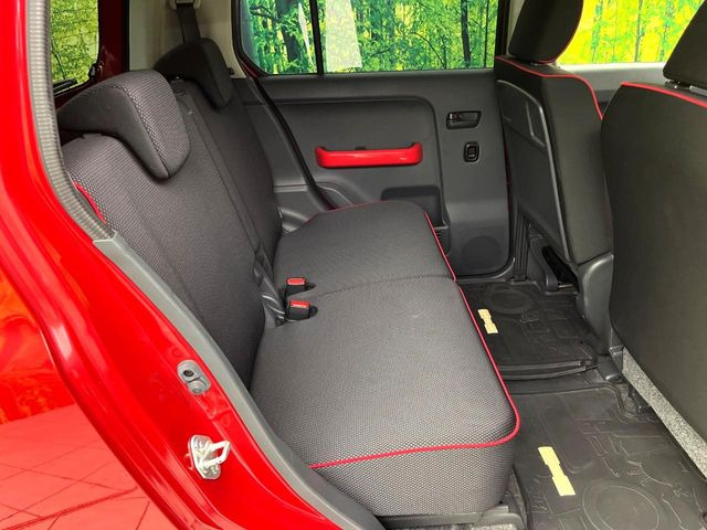 後部座席も気になるようなキズ・汚れやへたり等、大きなダメージはなく、良好な状態です。