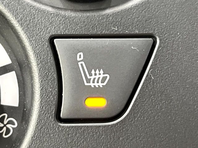 【シートヒーター】寒い日に重宝するシートヒーター!エアコンより早く温まってくれるので寒がりの人も安心ですね♪エアコンの温風は乾燥するから苦手、という方にもをおすすめです。