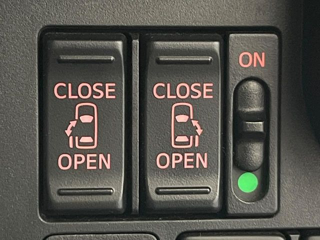 【両側パワースライドドア】スマートキーや運転席のスイッチで後席両側スライドドアの開閉が可能♪電動だから力を入れてドアを開ける必要が無く、小さなお子様でも簡単に開け閉めでき快適です♪