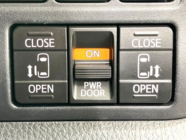 【両側パワースライドドア】スマートキーや運転席のスイッチで後席両側スライドドアの開閉が可能♪電動だから力を入れてドアを開ける必要が無く、小さなお子様でも簡単に開け閉めでき快適です♪