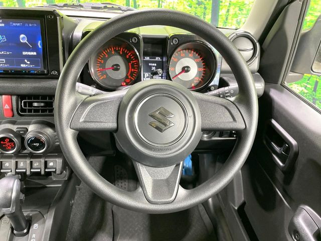 インテリアに合わせたデザインのステアリングは、運転される方のことも考え、運転しやすい形状、大きさです。是非一度、実際に触ってお確かめください。