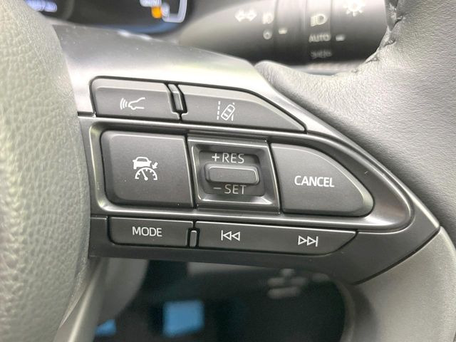【レーダークルーズコントロール】高速道路での長距離走行が楽に!!自動で速度を保つクルーズコントロールが、衝突軽減システムと連携し、前方の車両を感知して車間を保つように速度調節してくれます!!