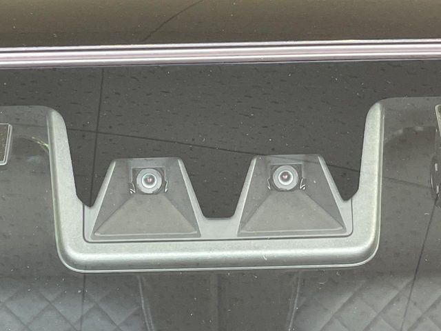 【スマートアシスト】走行中に前方の車両等を認識し、衝突しそうな時は警報とブレーキで衝突回避と被害軽減をアシスト。より安全にドライブをお楽しみいただけます。