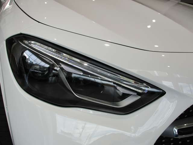 GLAクラスGLA200d 4マチック AMGラインパッケージ 4WD