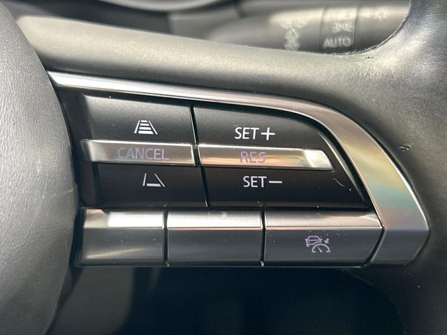 【マツダ・レーダークルーズコントロール】高速道路での長距離走行が楽に!自動で速度を保つクルーズコントロールが、衝突軽減システムと連携し、前方の車両を感知して車間を保つように速度調節してくれます!!
