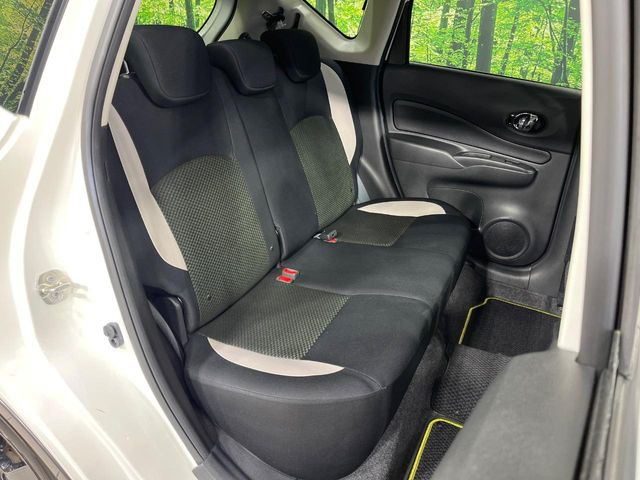 コンパクトカーですが、セカンドシートは十分な広さがあり快適にお乗りいただけます♪シートを倒して大きな荷物を積んだりと、用途の幅が広い1台です。