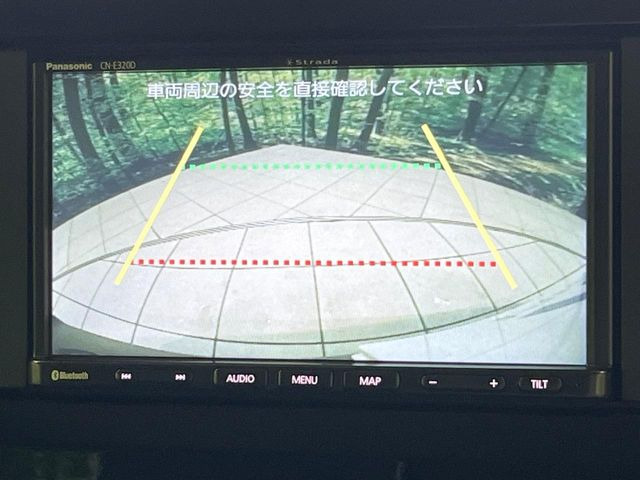 【バックカメラ】駐車時に後方がリアルタイム映像で確認できます。大型商業施設や立体駐車場での駐車時や、夜間のバック時に大活躍!運転スキルに関わらず、今や必須となった装備のひとつです!