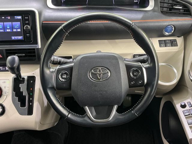 インテリアに合わせたデザインのステアリングは、運転される方のことも考え、運転しやすい形状、大きさです。是非一度、実際に触ってお確かめください。
