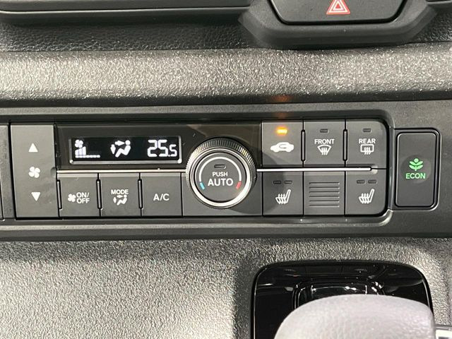 【シートヒーター】寒い日に重宝するシートヒーター!エアコンより早く温まってくれるので寒がりの人も安心ですね♪エアコンの温風は乾燥するから苦手、という方にもをおすすめです。