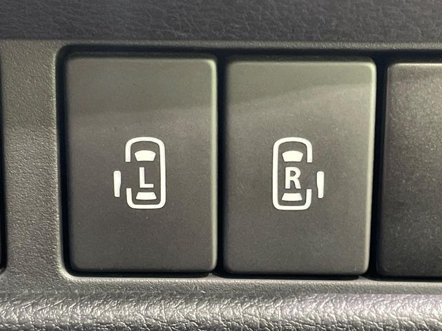 【両側パワースライドドア】スマートキーや運転席のスイッチで後席両側スライドドアの開閉が可能♪電動だから力を入れてドアを開ける必要が無く、小さなお子様でも簡単に開け閉めでき快適です♪