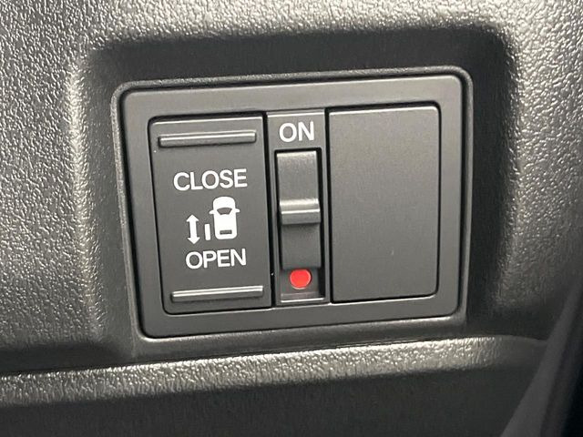 【パワースライドドア】スマートキーや運転席のスイッチでスライドドアの開閉が可能♪電動だから力を入れてドアを開ける必要が無く、小さいお子様でも、重い荷物を持っている時もラクに開け閉めできます♪