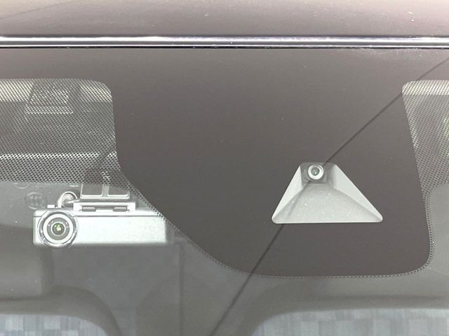 【インテリジェントエマージェンシーブレーキ】フロントカメラで前方の車両や歩行者を検知。衝突しそうな時は衝突被害軽減ブレーキが作動、衝突回避をサポート。より安全にドライブをお楽しみいただけます。