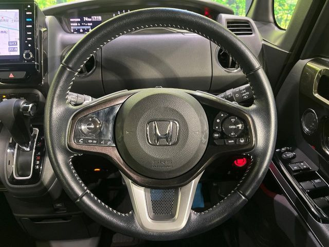 【純正革巻きステアリング】上質な革を使用することで、手にしっかり馴染みとても運転しやすいハンドルです♪