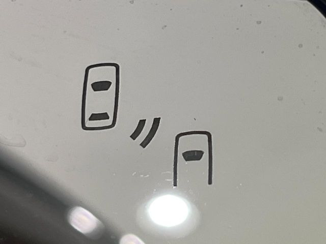 【リヤビークルディティクション】走行中、ドアミラーの死角になりやすい箇所に後続車が接近するとサイドミラー付近に警告を表示、ドライバーに注意喚起と、万一の際はハンドル操作をアシストをします。