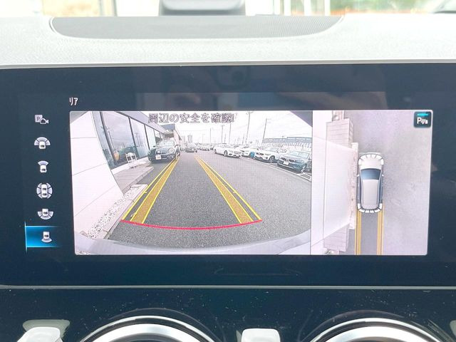 ●パノラミックビューモニター:専用のカメラにより、上から見下ろしたような視点で360度クルマの周囲を確認することができます☆死角部分も確認しやすく、狭い場所での切り返しや駐車もスムーズに行えます。