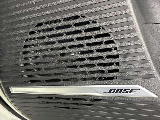 【BOSEサウンドシステム】メーカーオプションの高品位サウンドシステムを搭載。専用のチューニングが施された大小様々なスピーカーから良質なサウンドが奏でられ、臨場感あふれる音響空間を演出します。