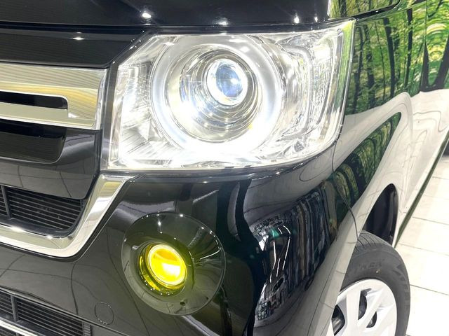 【LEDヘッドライト】悪天候や夜間走行時も良好な視界を確保し安心して運転できる高輝度LEDヘッドライトを装備!点灯速度が早く、消費電力も抑えられています。