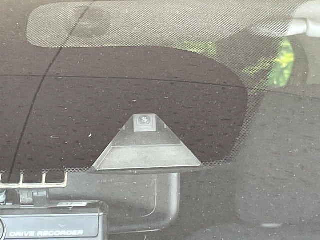 【エマージェンシーブレーキ】走行中に前方の車両等を認識し、衝突しそうな時は警報とブレーキで衝突回避と被害軽減をアシスト。より安全にドライブをお楽しみいただけます。
