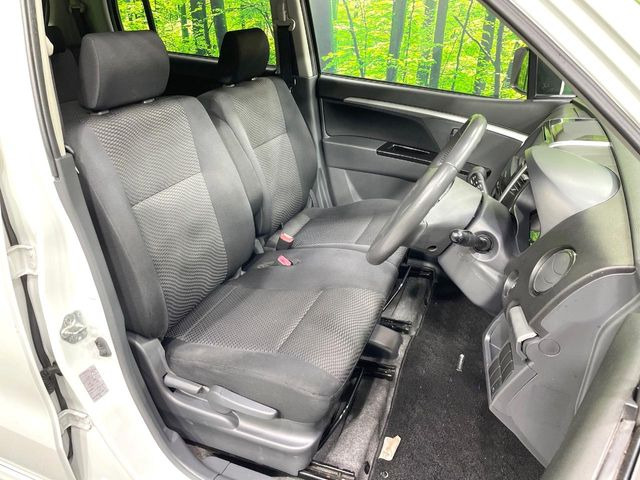 運転席まわりには十分なスペースがあり、大柄な方でもゆったり運転していただける環境です。