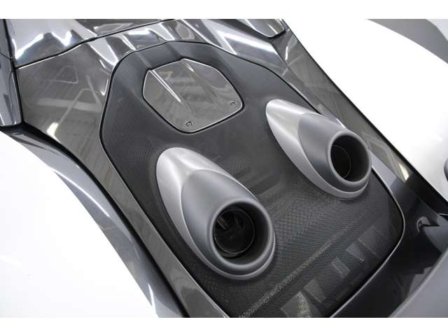 3.8L V型8気筒DOHCツインターボ、600ps/63.2kg.m、全長&times;全幅&times;全高mm 4604&times;2045&times;1196mm、車両重量 1404kg(DIN)
