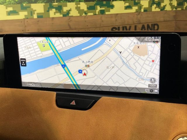 【12.3インチマツダコネクト】車内の雰囲気にマッチした大型ディスプレイ。スマホ接続でのナビ使用やBluetooth再生等、様々な機能が楽しめます。直感的なダイヤル操作が可能で、使い勝手も良好です。