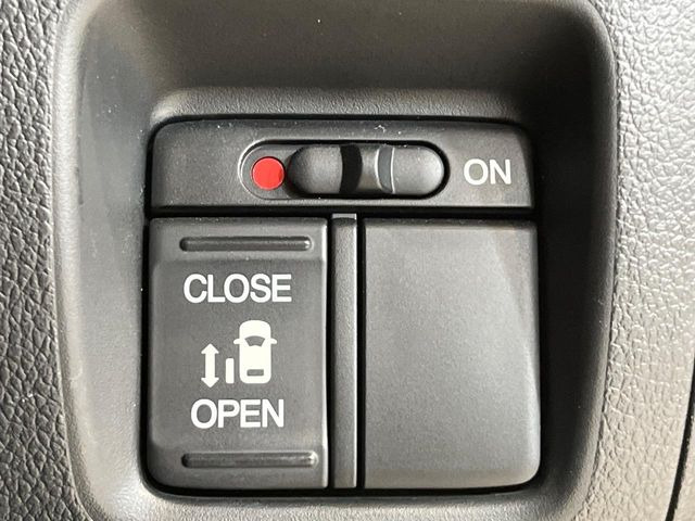 【パワースライドドア】スマートキーや運転席のスイッチでスライドドアの開閉が可能♪電動だから力を入れてドアを開ける必要が無く、小さいお子様でも、重い荷物を持っている時もラクに開け閉めできます♪