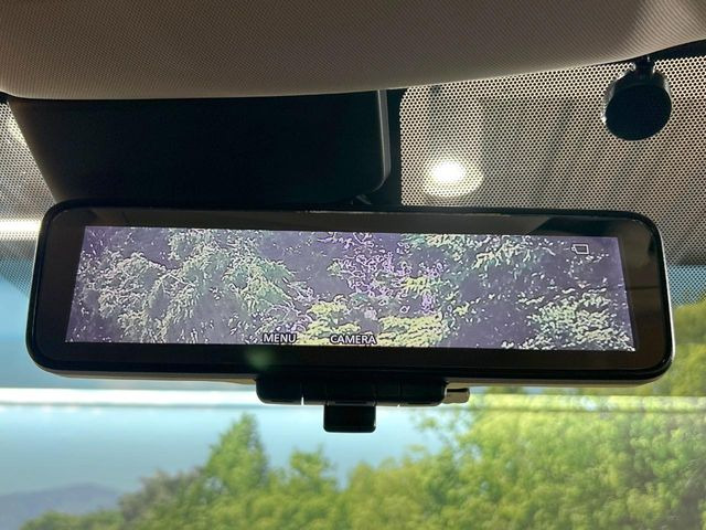 【インテリジェントルームミラー】後席の大きな荷物や同乗者で後方が確認しづらい時でも安心!カメラが撮影した車両後方の映像をルームミラー内に表示。クリアな視界で状況の確認が可能です!