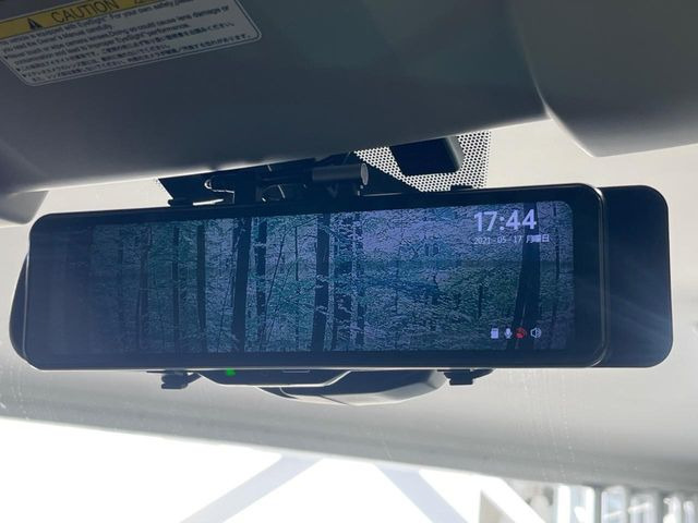 【スマートリヤビューミラー】後席の大きな荷物や同乗者で後方が確認しづらい時でも安心!カメラが撮影した車両後方の映像をルームミラー内に表示。クリアな視界で状況の確認が可能です!