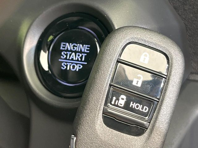 【Hondaスマートキー】カバンやポケットに入れたままでもドアの施錠・解錠が可能なスマートキーを装備。エンジンのオン・オフ時もカギを取り出す必要が無いからとっても便利です♪