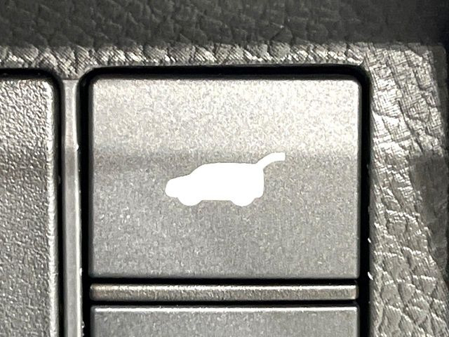 【パワーバックドア】スマートキーや運転席のボタンを押すだけでリアゲートが自動で開閉します!荷物を持っている時や、高い位置にあるバックドアを閉める際に便利な機能です♪