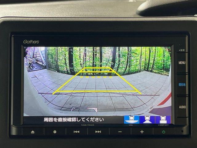 【バックカメラ】駐車時に後方がリアルタイム映像で確認できます。大型商業施設や立体駐車場での駐車時や、夜間のバック時に大活躍!運転スキルに関わらず、今や必須となった装備のひとつです!