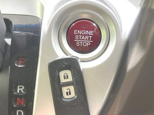 �yHonda�X�}�[�g�L�[�z�J�o����|�P�b�g�ɓ��ꂽ�܂܂ł��h�A�̎{���E�������\�ȃX�}�[�g�L�[�𑕔��B�G���W���̃I���E�I�t�����J�M�����o���K�v����������Ƃ��Ă��֗��ł���