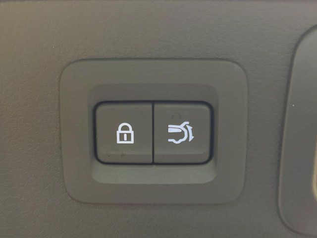 【ハンズフリーパワーバックドア】リアバンパー下部に足先を出し入れするだけでバックドアが自動で開閉♪両手が荷物でふさがっている時でもラクラク開閉操作が行えます!