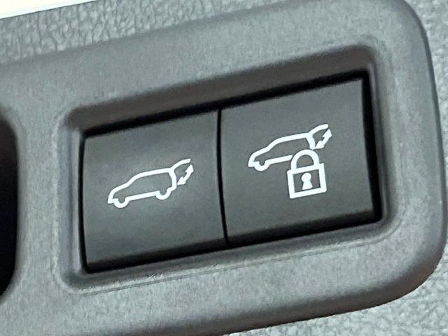 【パワーバックドア】スマートキーや運転席のボタンを押すだけでリアゲートが自動で開閉します!荷物を持っている時や、高い位置にあるバックドアを閉める際に便利な機能です♪