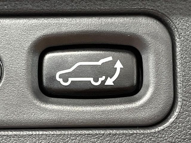 【パワーバックドア】スマートキーや運転席のボタンを押すだけでリアゲートが自動で開閉します!荷物を持っている時や、高い位置にあるバックドアを閉める際に便利な機能です♪