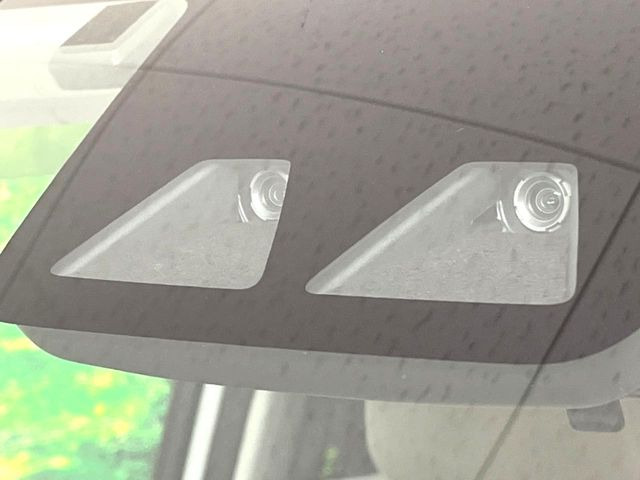 【スマートアシスト】走行中に前方の車両等を認識し、衝突しそうな時は警報とブレーキで衝突回避と被害軽減をアシスト。より安全にドライブをお楽しみいただけます。
