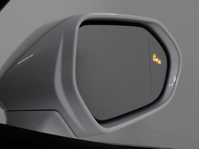 BSM(ブラインドスポットモニタ)!隣の車線を走る車両をレーダーで検知し、ドアミラーでは確認しにくい後側方エリアに存在する車両に加えて、急接近してくる車両も検知します。