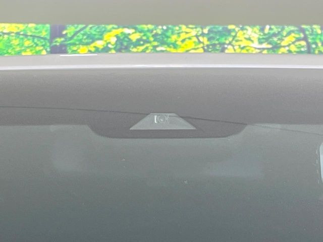 【トヨタセーフティセンス】走行中に前方の車両等を認識し、衝突しそうな時は警報とブレーキで衝突回避と被害軽減をアシスト。より安全にドライブをお楽しみいただけます。