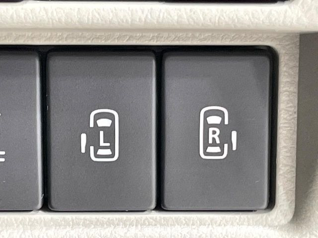 【両側パワースライドドア】スマートキーや運転席のスイッチで後席両側スライドドアの開閉が可能♪電動だから力を入れてドアを開ける必要が無く、小さなお子様でも簡単に開け閉めでき快適です♪