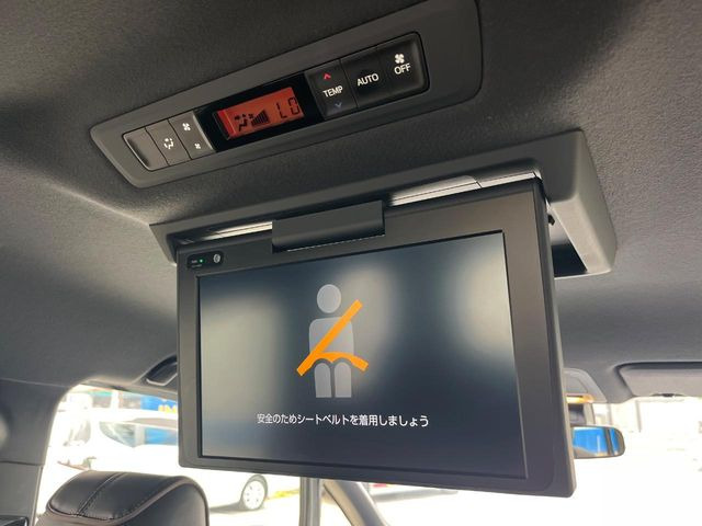 【フリップダウンモニター】大画面モニターで後席でもエンタメをお楽しみいただけます。小さなお子様にも大人気の装備です♪