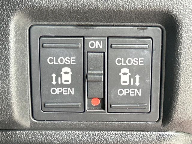 【両側パワースライドドア】スマートキーや運転席のスイッチで後席両側スライドドアの開閉が可能♪電動だから力を入れてドアを開ける必要が無く、小さなお子様でも簡単に開け閉めでき快適です♪